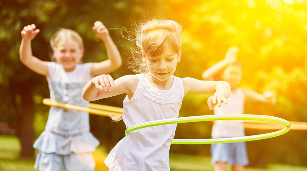 Alegre grupo interracial de niños jugando en verano