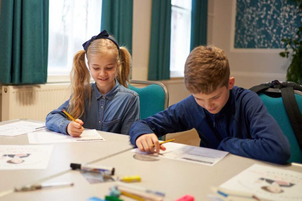 Les enfants dans une salle de classe