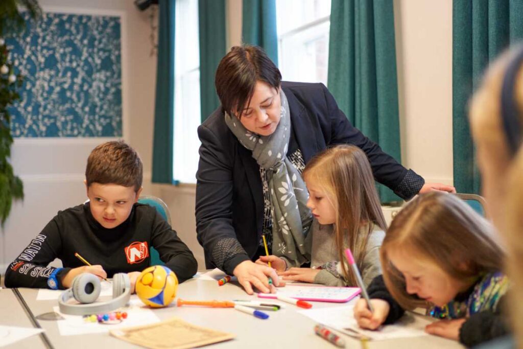 Les enfants dans une salle de classe