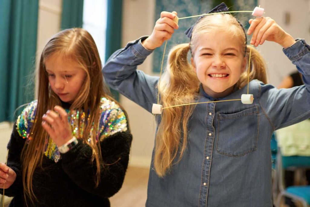 Kinder in einem Klassenzimmer