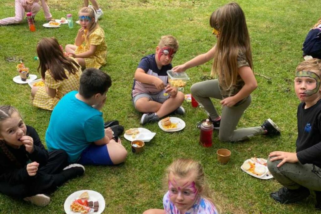 Dos niños haciendo manualidades