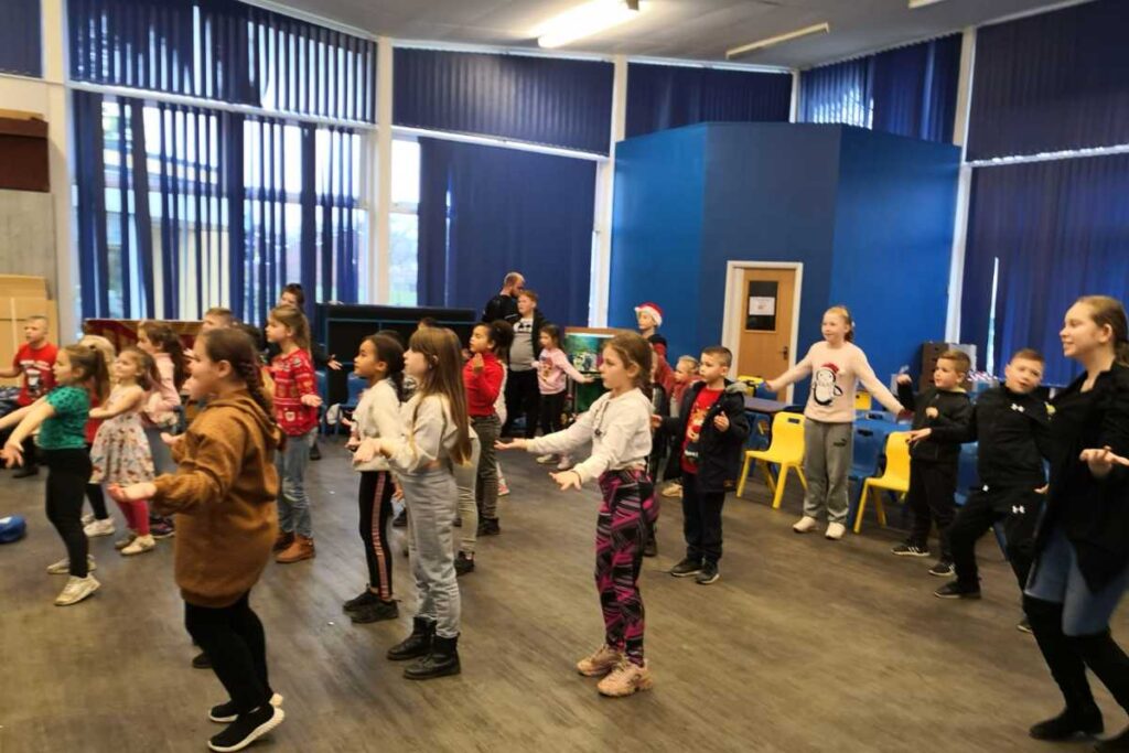 Enfants jouant avec un ballon dans une cour d'école